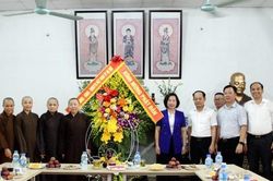 Chủ tịch Ủy ban MTTQ Việt Nam TP Hà Nội thăm, chúc mừng Phân ban Ni giới nhân Đại lễ Phật đản