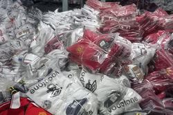 Tiên Tri Group kinh doanh hàng ngàn sản phẩm thời trang có dấu hiệu giả nhãn hiệu Nike, Adidas, Puma, Jordan và Manchester United
