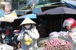 Người lao động oằn mình kiếm sống giữa nắng nóng cực điểm