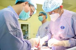 Bỏ lỡ 'thời điểm vàng', bệnh nhân 74 tuổi mang khối u phổi khổng lồ suýt nguy kịch