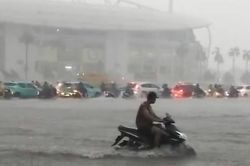 Quảng trường trước sân vận động Mỹ Đình và nhiều khu vực ở Hà Nội ngập nặng do mưa lớn