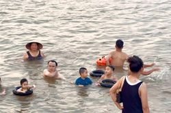 Chen chân xuống sông Hồng tránh nóng: Cuộc vui mùa hè tiềm ẩn hiểm họa khó lường