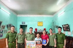 Trao quà cho các em nhỏ khó khăn dịp Quốc tế Thiếu nhi 1/6