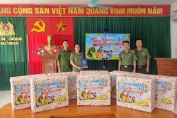 Trao quà cho các em nhỏ khó khăn dịp Quốc tế Thiếu nhi 1/6