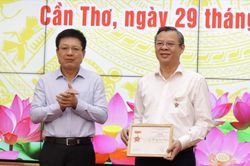 Chủ tịch TP Cần Thơ nhận kỷ niệm chương vì sự phát triển doanh nghiệp Việt Nam