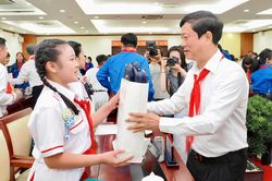 Lãnh đạo TP.HCM gặp gỡ, nghe thiếu nhi hiến kế về giáo dục, văn hóa