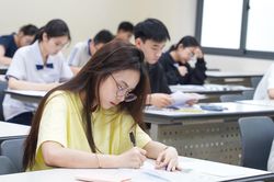ĐHQG TP.HCM nói gì về nghi vấn 1 số câu hỏi đề thi đánh giá năng lực lấy từ bài quốc tế?