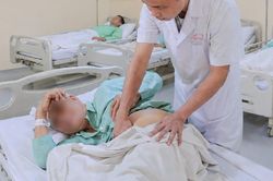 Thận 'chui' lên ngực, bác sĩ mở đường cứu ca khó hiếm gặp