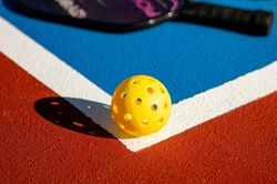 Phá hoại sân pickleball vì cay cú