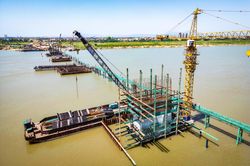 Cận cảnh loạt trụ cầu Hồng Hà dưới lòng sông Hồng