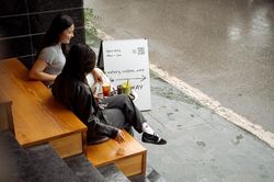 Vỉa hè 'tự tạo' của quán cà phê Hà Nội