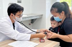 Một xã ở TP.HCM khám sức khỏe khởi đầu cho trẻ dưới 2 tuổi