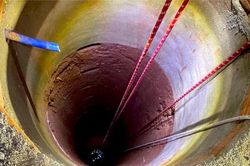 Người phụ nữ rơi xuống giếng sâu 30 m