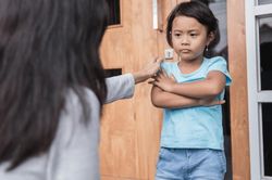 Vì sao một đứa trẻ bướng bỉnh, không nghe lời?