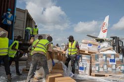 Hàng viện trợ đến thẳng tâm dịch Ebola ở Congo