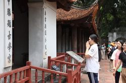 Phụ huynh và học sinh đổ về Văn Miếu cầu may trước kì thi vào lớp 10