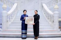 Phu nhân Ngô Phương Ly mặc trang phục truyền thống Thái Lan, thăm bảo tàng tại Bangkok