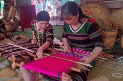 Giữ hồn thổ cẩm M'nông