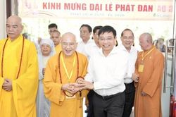 Phó Thủ tướng Nguyễn Văn Thắng thăm, chúc mừng Đại lễ Phật đản tại Huế