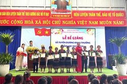 Lễ bế giảng 'độc lạ', học sinh giỏi được tặng lo&agrave;i c&acirc;y qu&yacute;