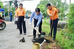X&atilde; B&igrave;nh Ch&aacute;nh, TPHCM: Người d&acirc;n h&agrave;o hứng hưởng ứng Tết trồng c&acirc;y