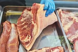 Giám đốc Sở An toàn thực phẩm TPHCM: Thịt heo, gà pha lóc ở chợ rất khó truy xuất nguồn gốc