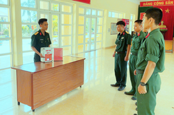 Cầu nối đưa luật đến gần bộ đội
