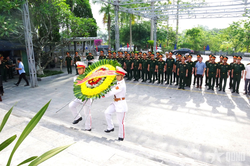 Đoàn cán bộ, giảng viên, học viên Học viện Quốc phòng dâng hương tưởng niệm các Anh hùng liệt sĩ tại tỉnh Tuyên Quang
