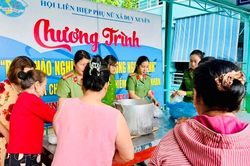 'Bát cháo yêu thương – Thắm tình quân dân'