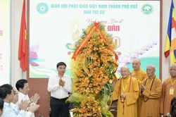 Phó Thủ tướng Nguyễn Văn Thắng thăm, chúc mừng Đại lễ Phật đản ở Huế