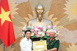 Ph&oacute; Chủ tịch Quốc hội Nguyễn Do&atilde;n Anh gặp mặt đo&agrave;n đại biểu Bảo t&agrave;ng Chiến sĩ c&aacute;ch mạng bị địch bắt, t&ugrave; đ&agrave;y