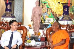 Lãnh đạo TPHCM thăm, chúc mừng Hòa thượng Danh Lung nhân Đại lễ Phật đản