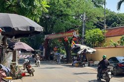 Hà Nội: Lấn chiếm vỉa hè làm nơi buôn bán, để cây cảnh