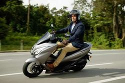 [GALLERY] Suzuki Burgman 15 giá tới 85 triệu đồng, có gì đấu Honda PCX?