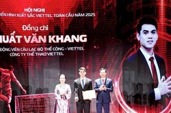 Khuất Văn Khang nhận giải thưởng đặc biệt