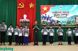Bộ đội Biên phòng sẻ chia yêu thương với thiếu nhi ở khu vực biên giới