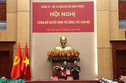 Trao quyết định k&eacute;o d&agrave;i thời gian giữ chức vụ đối với Thiếu tướng Nguyễn Văn Thiện