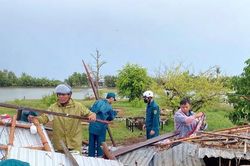 Giông lốc làm sập, tốc mái nhiều nhà dân ở U Minh
