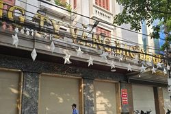 Cảnh sát rời đi, cửa hàng vàng Phúc Thành ở Ninh Bình đóng cửa kín mít