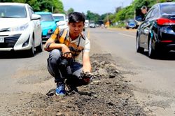 Những 'ụ đất' kỳ lạ trồi l&ecirc;n tại Quốc lộ 19