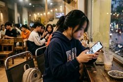 Kỳ nghỉ hè và những đứa trẻ 'ngốn' 17 tiếng mỗi ngày vào mạng xã hội
