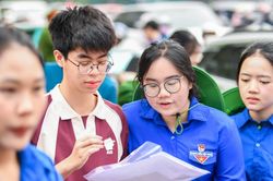 Màu áo xanh tình nguyện phủ kín nhiều điểm thi ở Hà Nội