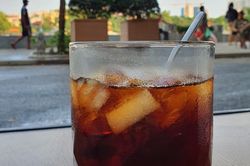 4 loại nước d&ugrave; kh&aacute;t đến đ&acirc;u cũng kh&ocirc;ng n&ecirc;n uống ng&agrave;y nắng n&oacute;ng
