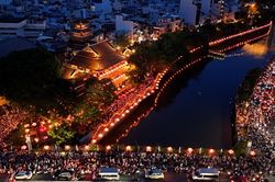 Hàng nghìn người viết lời cầu nguyện, thả hoa đăng mừng Phật đản ở TPHCM