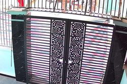 Ngủ dậy thấy cổng bị che bạt kín, người mẹ ở Thanh Hóa xúc động khi biết lý do