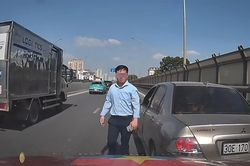 'Tạt đầu' ô tô ở Hà Nội, nam tài xế còn xuống xe to tiếng với người đi phía sau