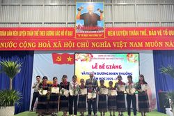 Trường vùng cao tặng cây giống sâm Ngọc Linh cho học sinh giỏi