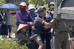 Bố mẹ khóc ngất bên nữ sinh tử vong dưới gầm xe tải