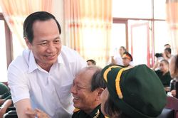 C&ugrave;ng B&aacute;o VietNamNet tri &acirc;n c&aacute;c gia đ&igrave;nh liệt sĩ, người c&oacute; c&ocirc;ng nh&acirc;n dịp 27/7
