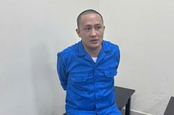 'Nghịch tử' nổ súng, cha dượng hoảng hốt chạy vào trong nhà